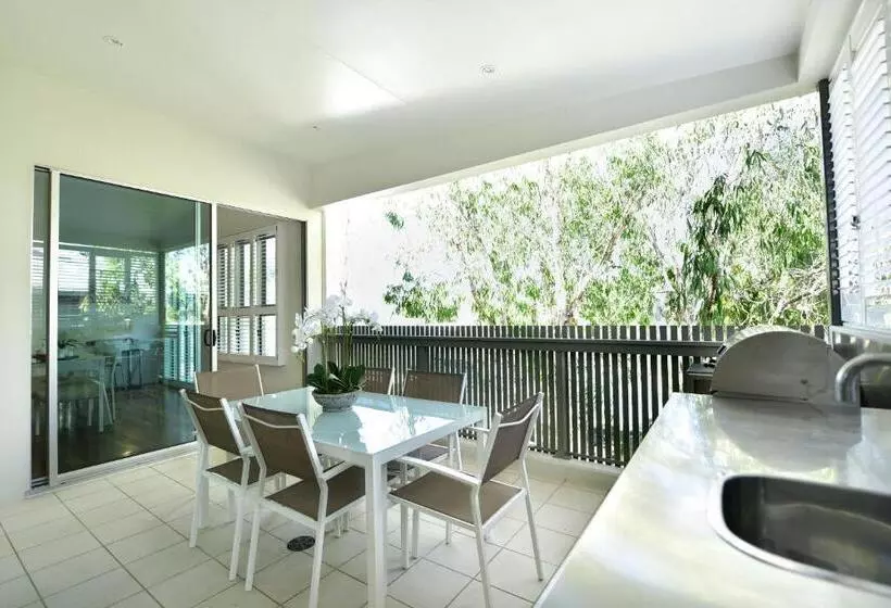 1 Bedroom Penthouse Apartment, East On Byron