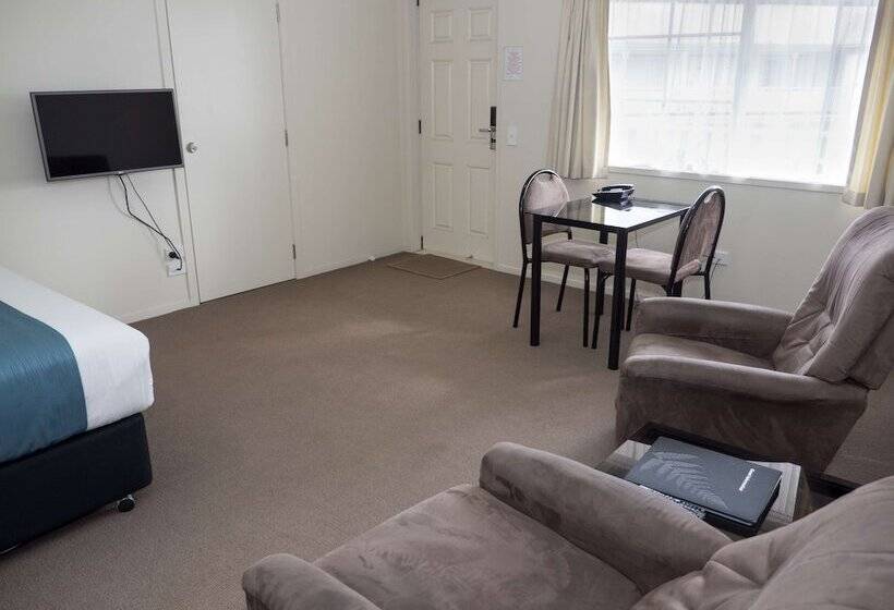 高级工作室, Bk S Pioneer Motel