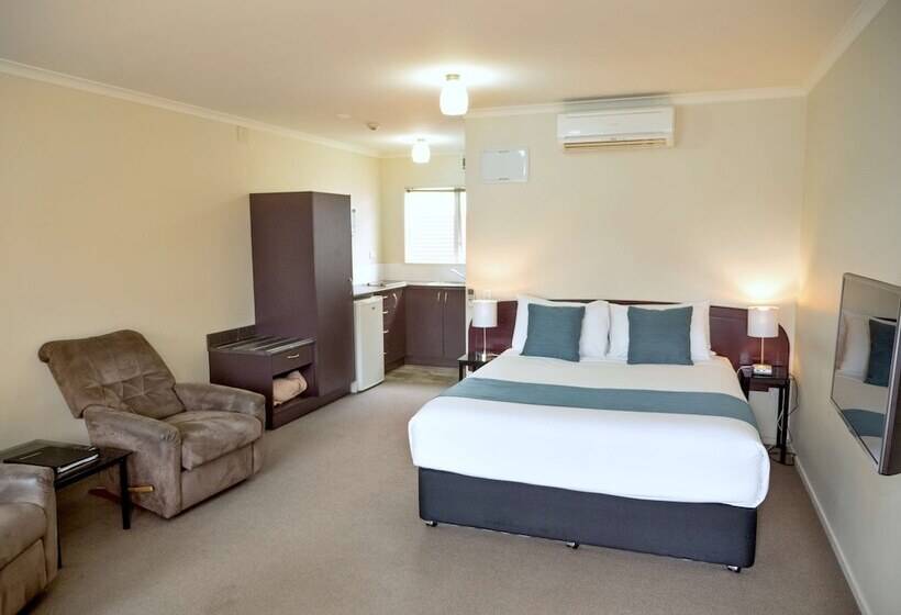 高级工作室, Bk S Pioneer Motel