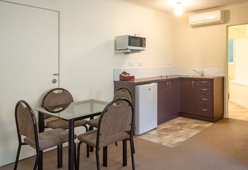 高级工作室, Bk S Pioneer Motel