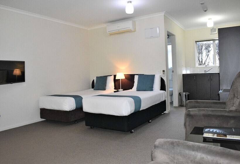 高级工作室, Bk S Pioneer Motel