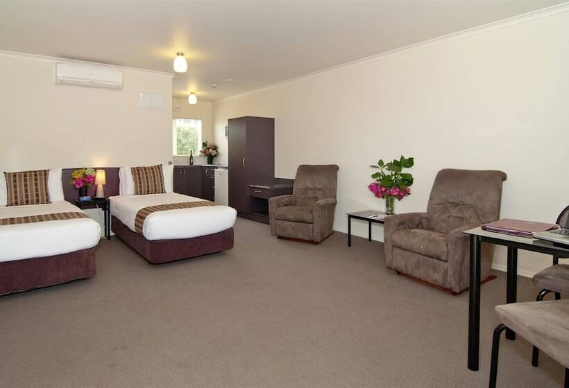 高级工作室, Bk S Pioneer Motel