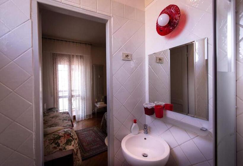 اتاق استاندارد سه نفره, B&b Dei Cavalieri