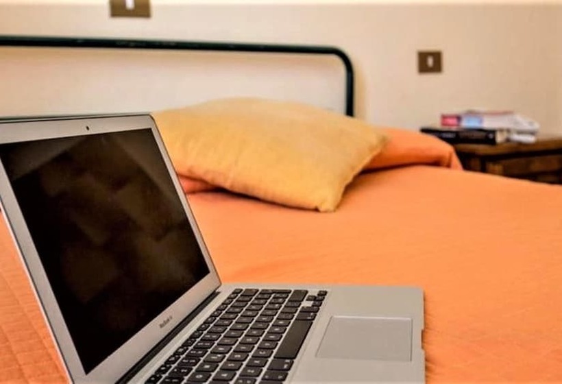 اتاق استاندارد یک تخته با سرویس بهداشتی مشترک, Hermes