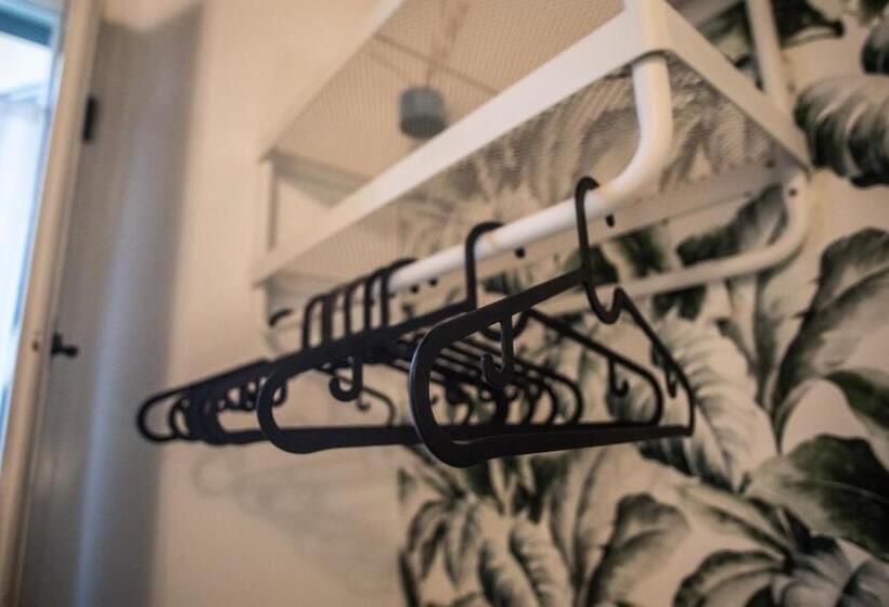 اتاق استاندارد, Nella