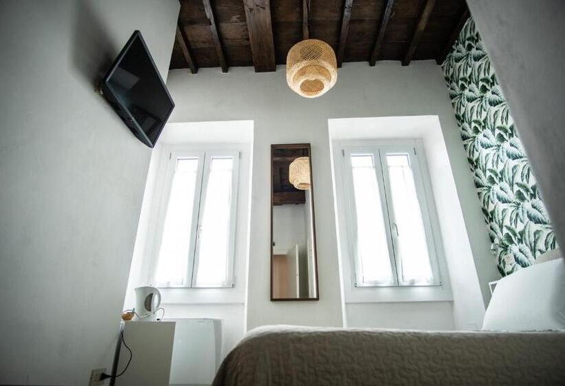 اتاق عادی, Nella