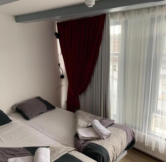 غرفة قياسية ثلاثية, Restaurant Old Bridge