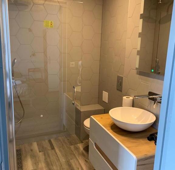 غرفة قياسية ثلاثية, Restaurant Old Bridge