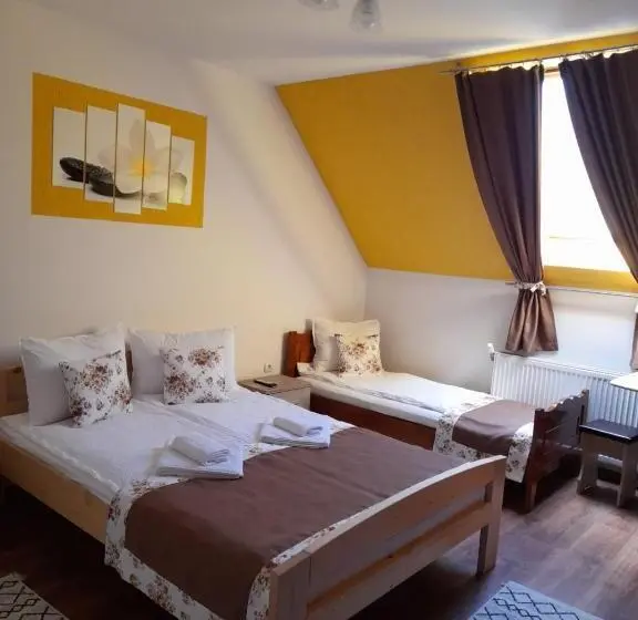 Pokój Standard Trzyosobowy, Casa Emy