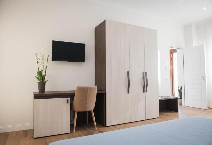 חדר סטנדרט לשלושה, B&b La Piazzetta