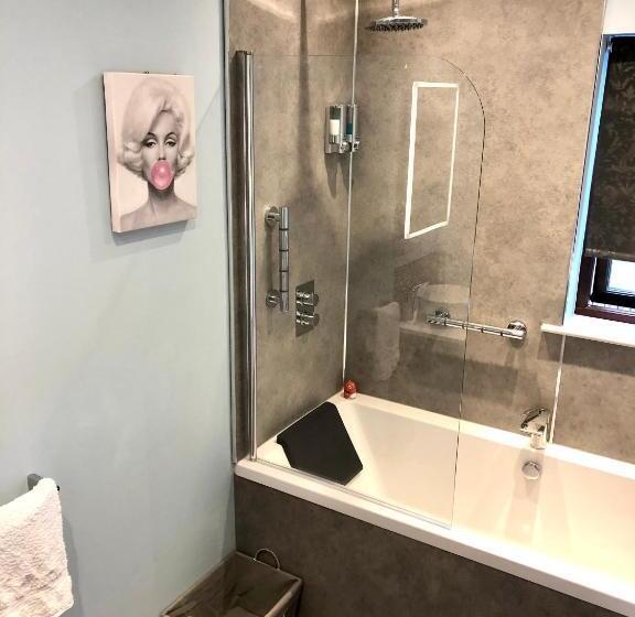 חדר דחוקס עם מיטת קינג, Room On The River