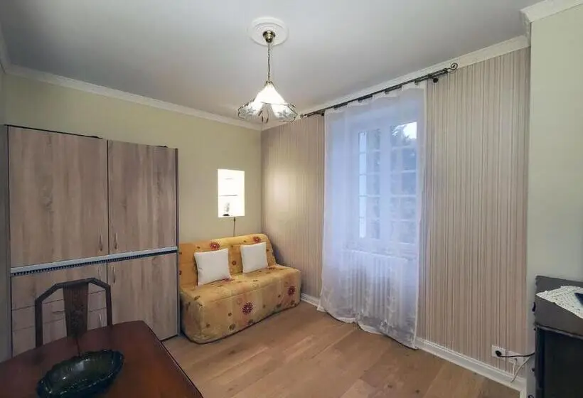 Suite Executive, Logis Vélès