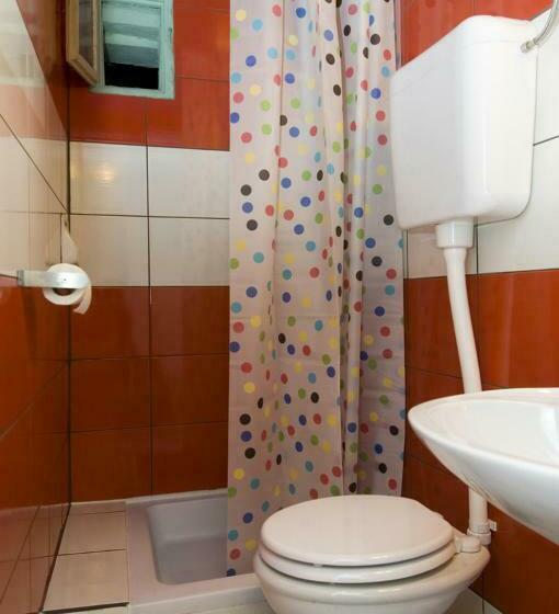 标准四人间共用浴室, Alibi B11