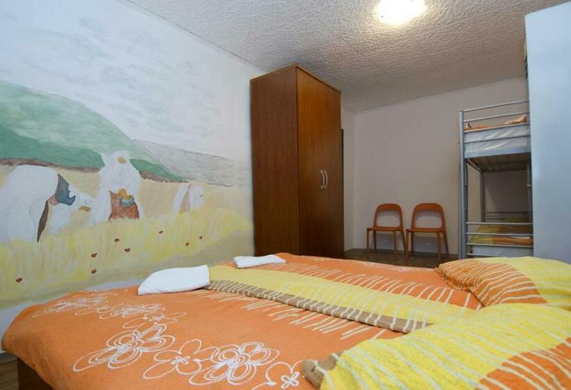 标准四人间共用浴室, Alibi B11