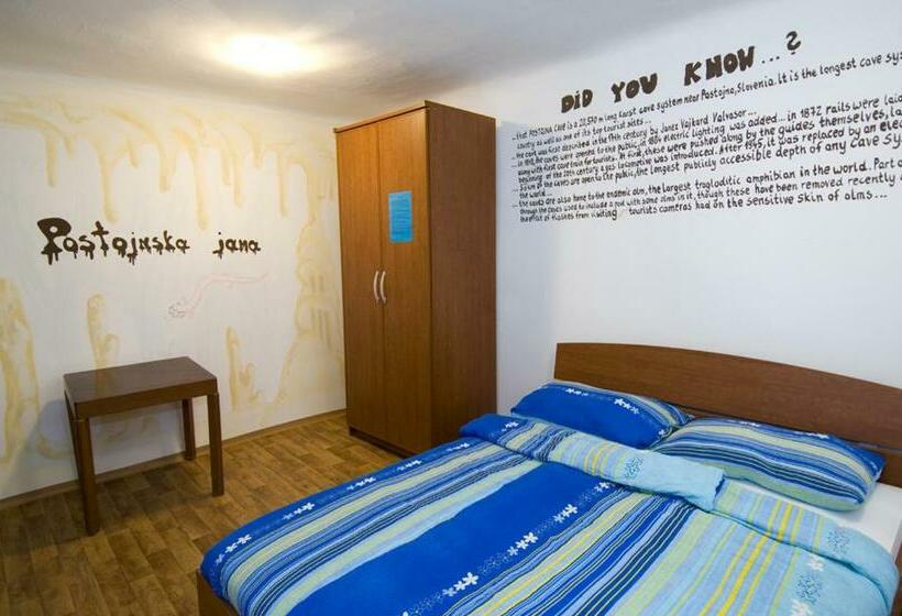 标准四人间共用浴室, Alibi B11