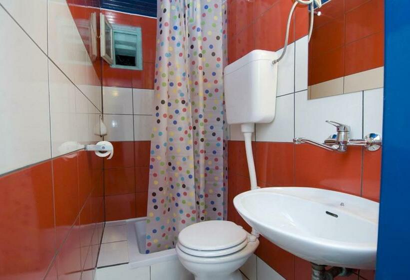 标准四人间共用浴室, Alibi B11