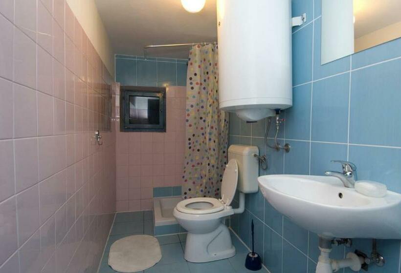 带共用浴室的标准房间, Alibi B11