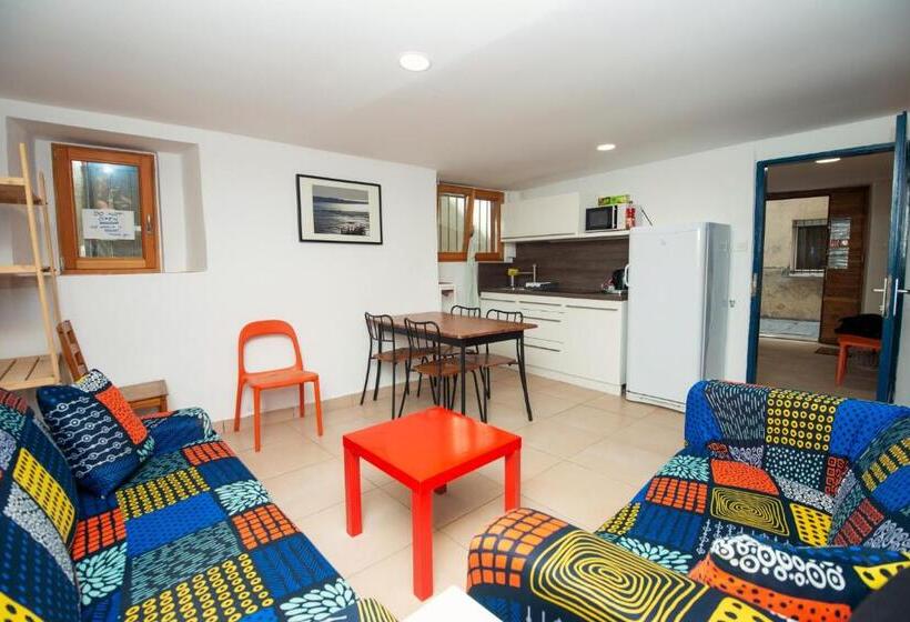 标准四人间共用浴室, Alibi B11