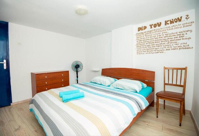 带共用浴室的标准房间, Alibi B11