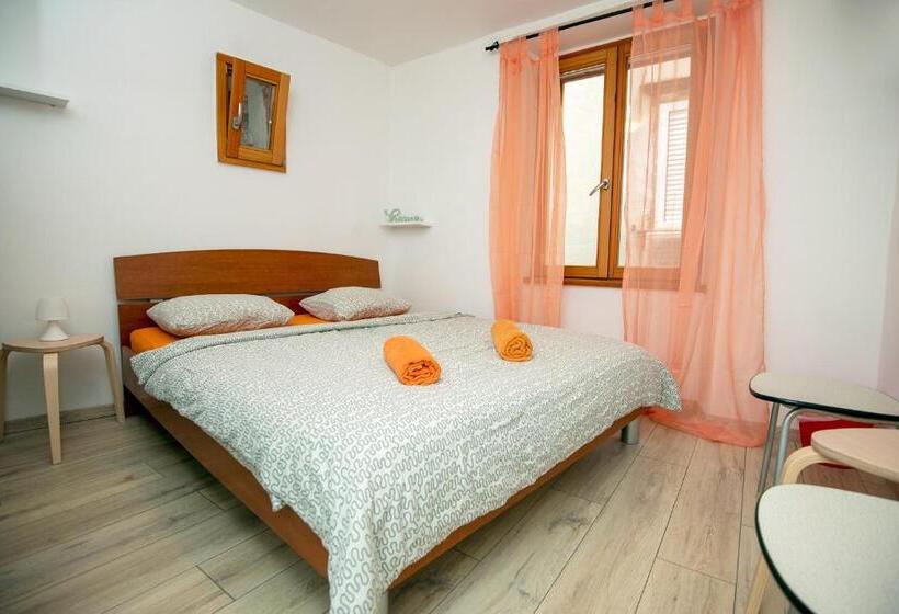 带共用浴室的标准房间, Alibi B11