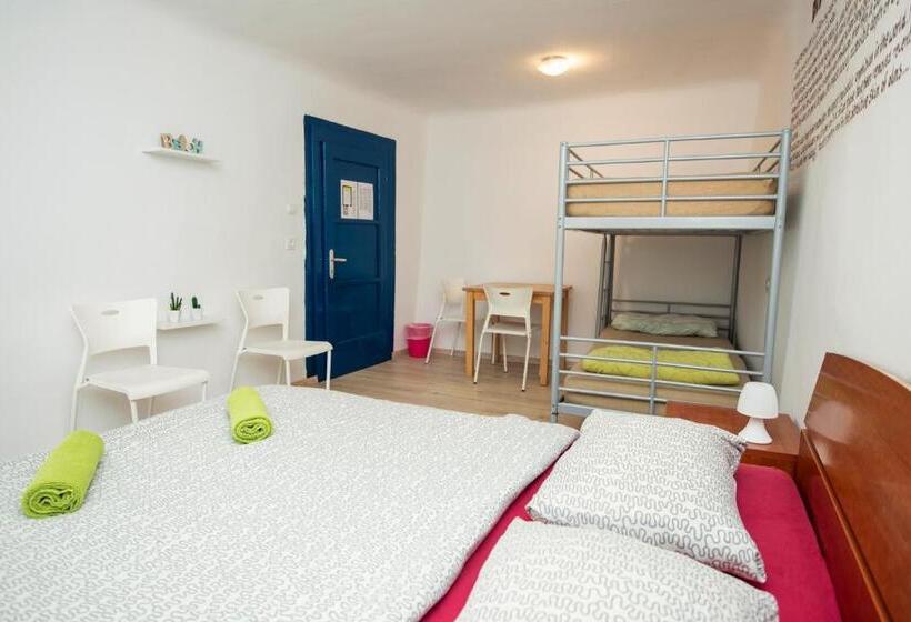 带共用浴室的标准房间, Alibi B11