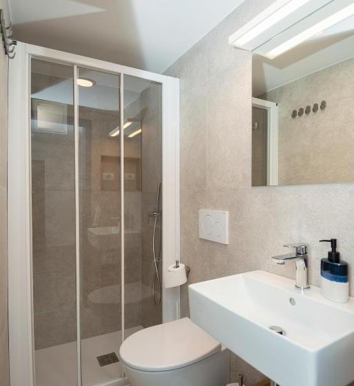 标准四人间共用浴室, Alibi B11