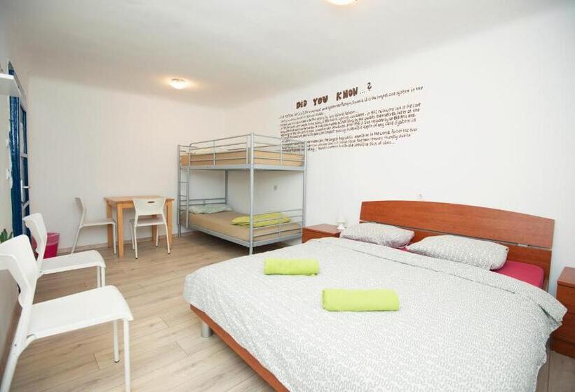 标准四人间共用浴室, Alibi B11