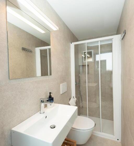 带共用浴室的标准房间, Alibi B11