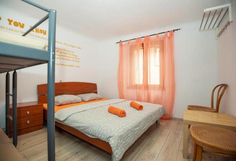 带共用浴室的标准房间, Alibi B11