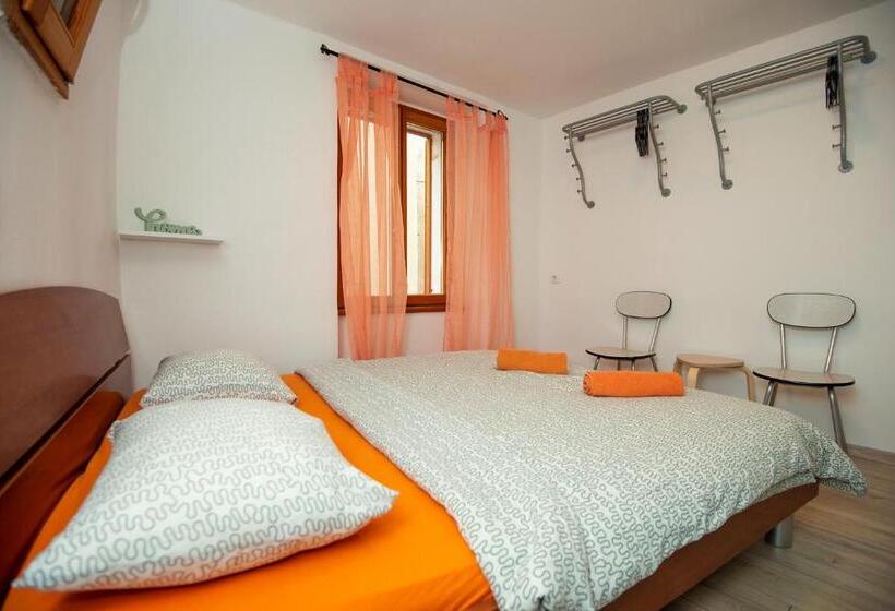 带共用浴室的标准房间, Alibi B11