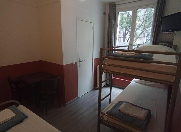 ルームシェアのワンベッド, Caulaincourt Montmartre By Hiphophostels