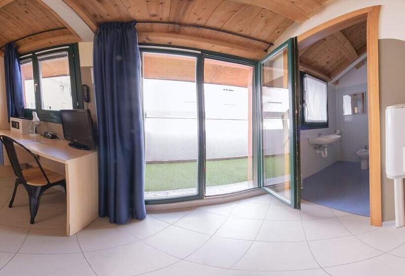 اتاق استاندارد یک نفره, Central Hostel Bg