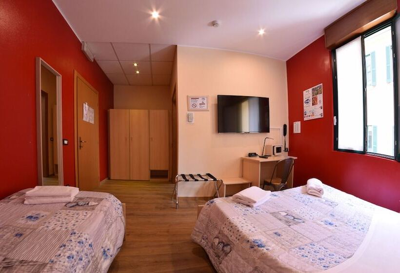 اتاق استاندارد سه نفره, Central Hostel Bg