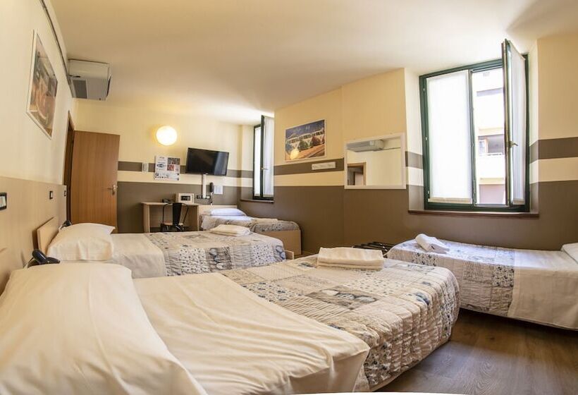 Chambre Quadruple Standard, Central Hostel Bg