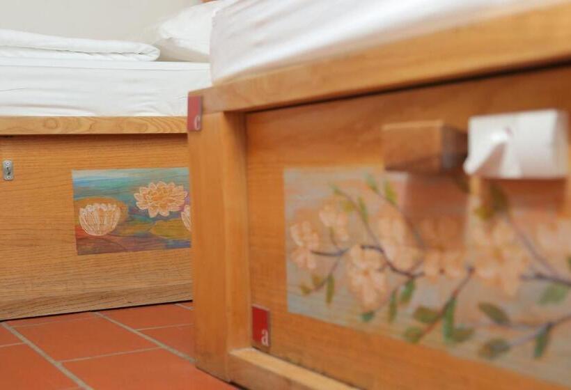 تختخواب در اتاق مشترک, Hostel Celica