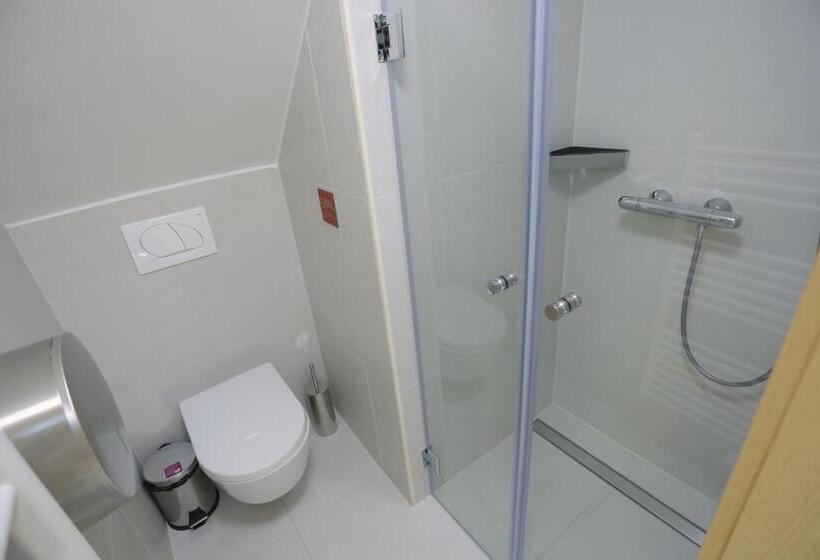 تختخواب در اتاق مشترک, Hostel Celica