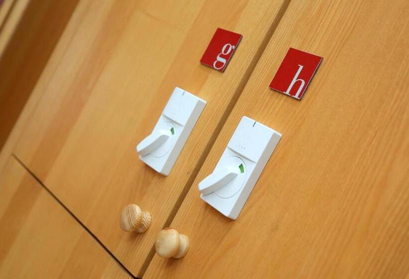 تختخواب در اتاق مشترک, Hostel Celica