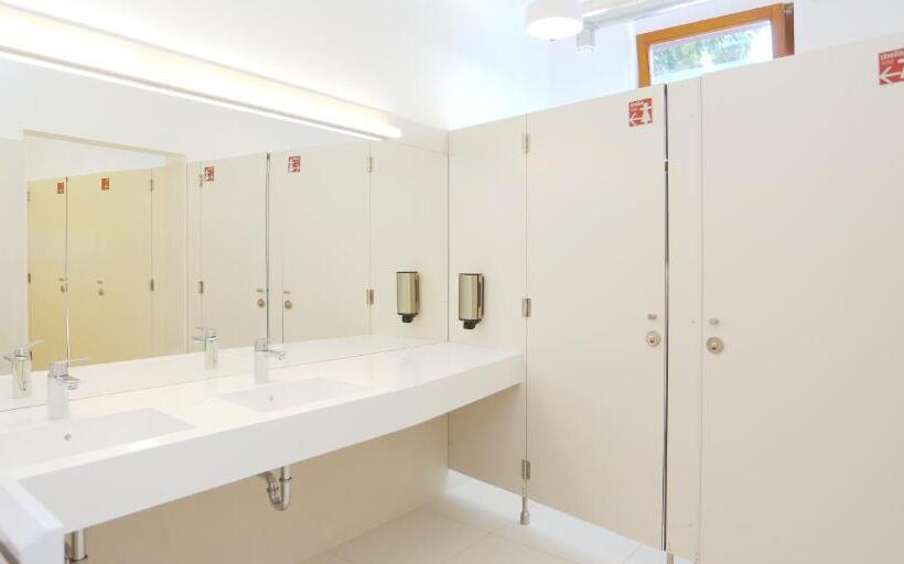 تختخواب در اتاق مشترک, Hostel Celica