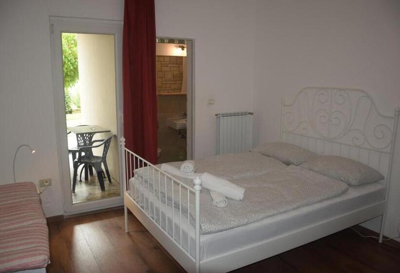 اتاق ساده سه‌ نفره, Hostel Panorama Portorož
