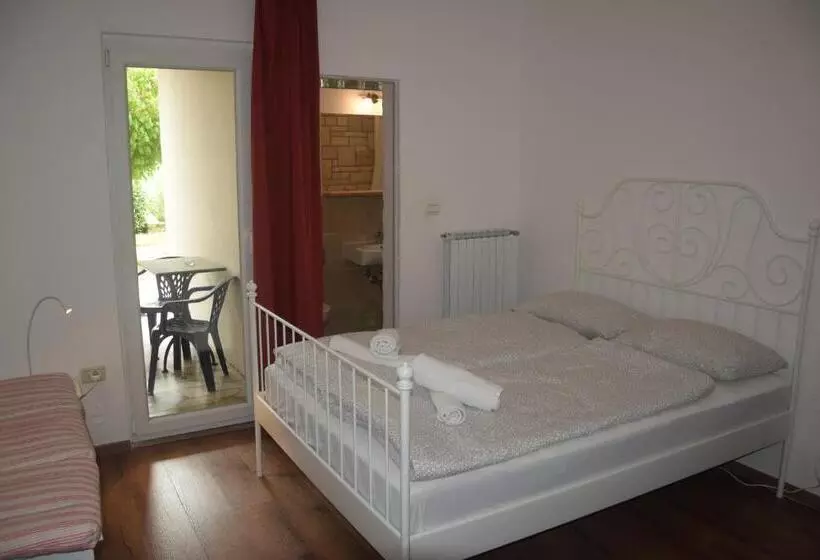 اتاق ساده سه‌ نفره, Hostel Panorama Portorož