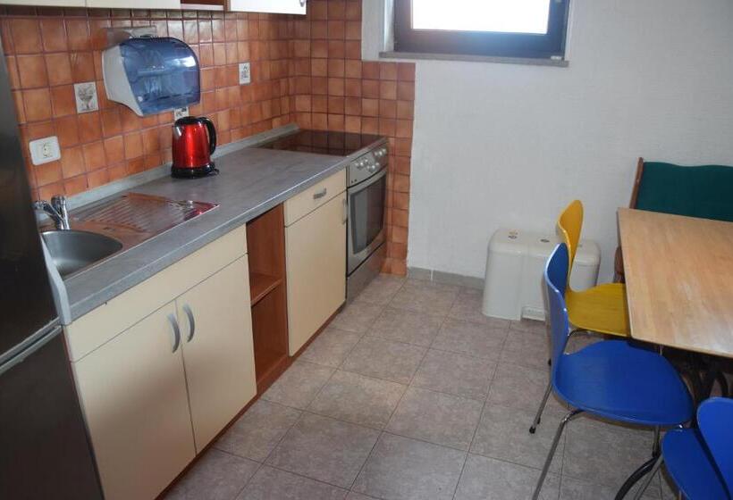 اتاق استاندارد چهارنفره با سرویس بهداشتی مشترک, Hostel Panorama Portorož