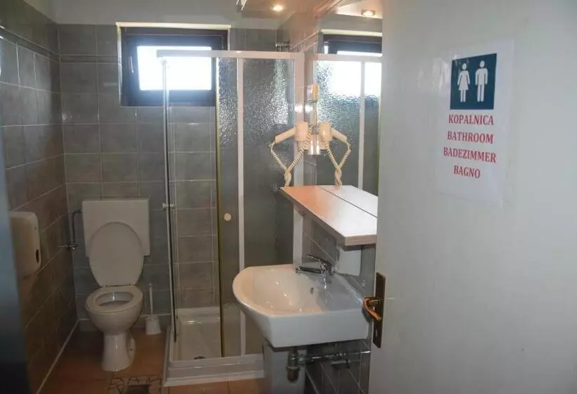 اتاق استاندارد چهارنفره با سرویس بهداشتی مشترک, Hostel Panorama Portorož