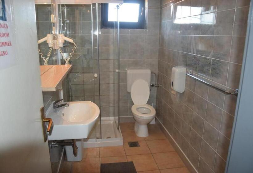 اتاق ساده سه‌ نفره, Hostel Panorama Portorož