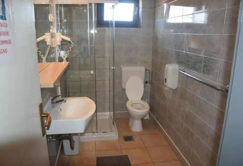 اتاق ساده سه‌ نفره, Hostel Panorama Portorož