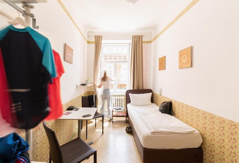 اتاق استاندارد یک تخته با سرویس بهداشتی مشترک, Three Little Pigs Hostel   Your Berlin Castle