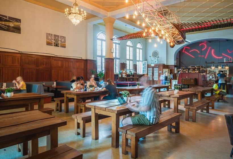 اتاق استاندارد یک نفره, Three Little Pigs Hostel   Your Berlin Castle