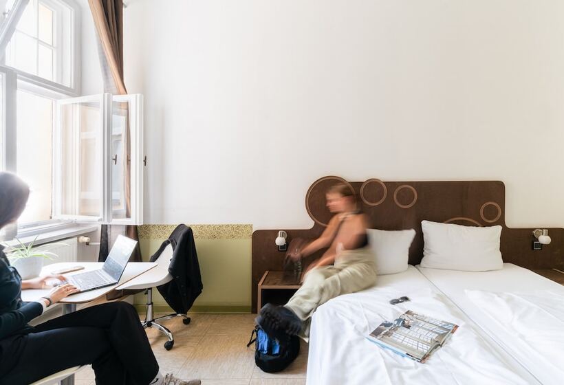 اتاق استاندارد با سرویس بهداشتی مشترک, Three Little Pigs Hostel   Your Berlin Castle