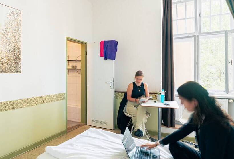 اتاق استاندارد با سرویس بهداشتی مشترک, Three Little Pigs Hostel   Your Berlin Castle