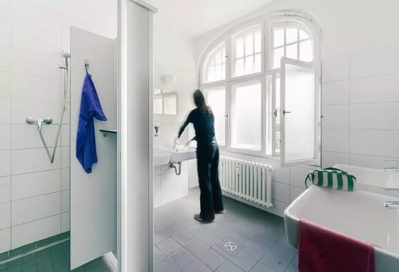 Bett in Mehrbettzimmer mit geteiltem Bad, Three Little Pigs Hostel   Your Berlin Castle