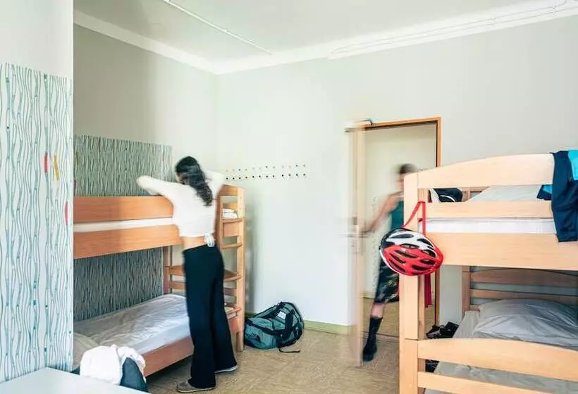 Bett in Mehrbettzimmer mit geteiltem Bad, Three Little Pigs Hostel   Your Berlin Castle